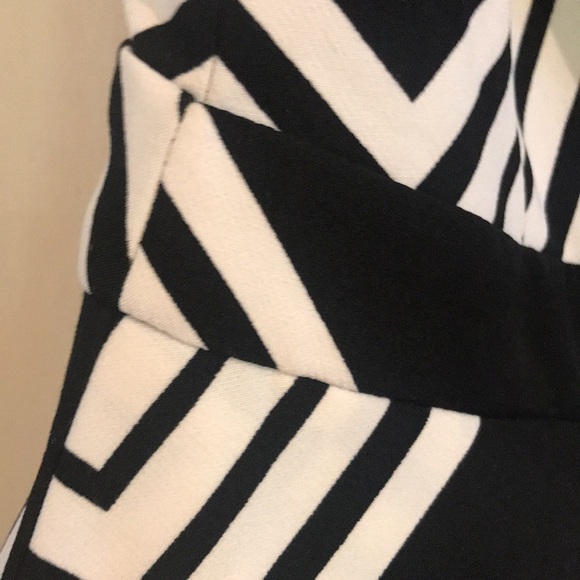 Short mini skirt look 60’s dream outfit! Graphic, classy and elegant and cool. - Picture 13 of 17